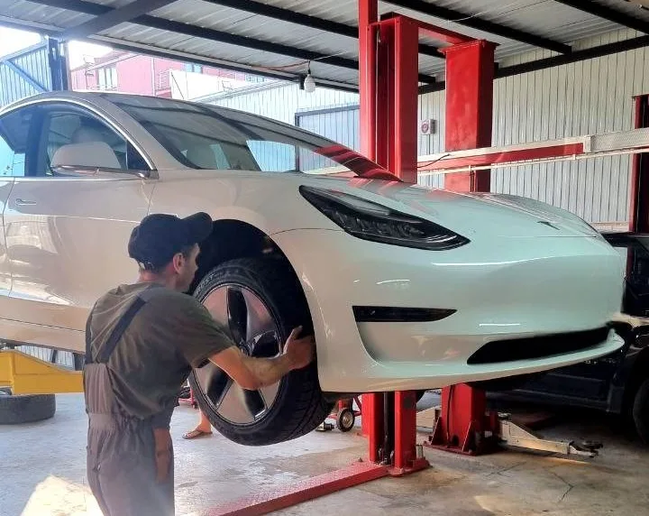 Мастер AutoClinic обслуживает автомобиль на подъемнике