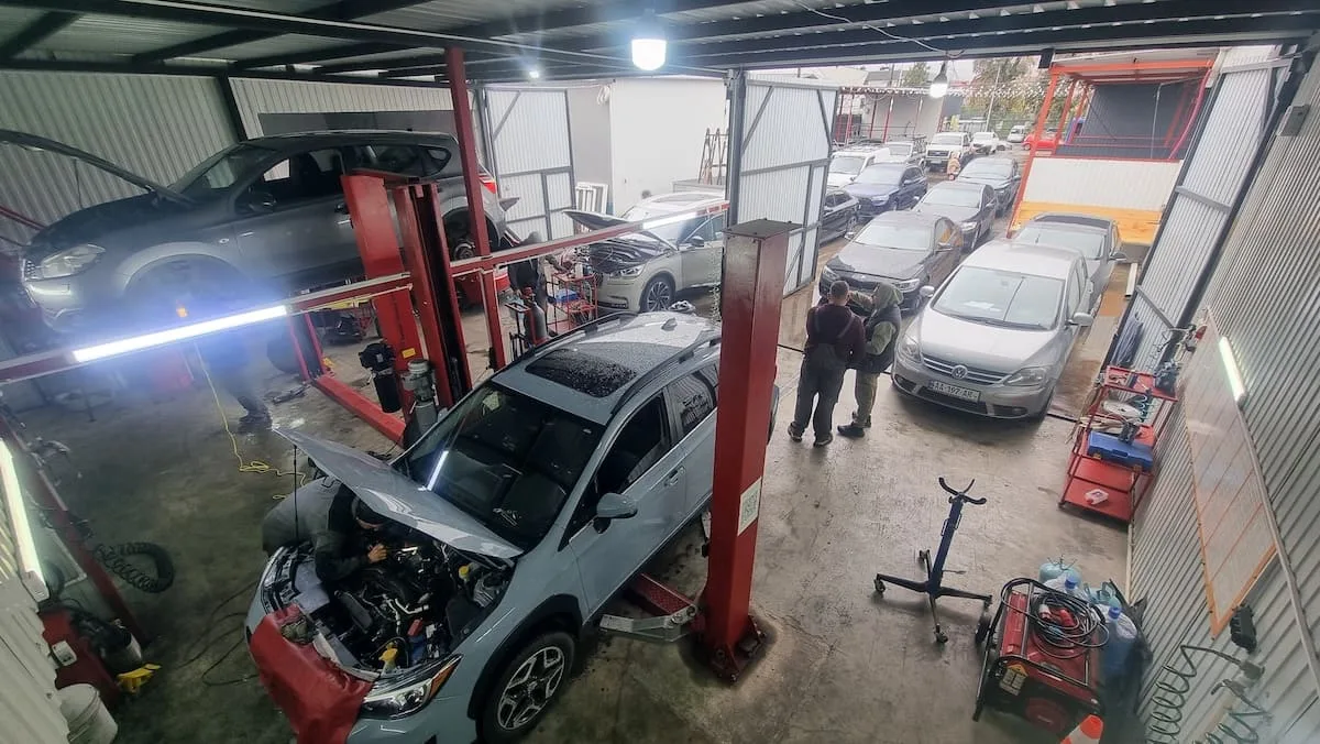 Рабочая зона автосервиса AutoClinic с подъемниками